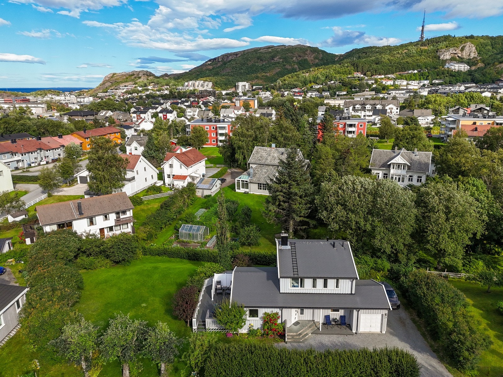 Her bor du i rolige og barnevennlige omgivelser med korte avstander til "alt" en behøver i hverdagen Galleribilde