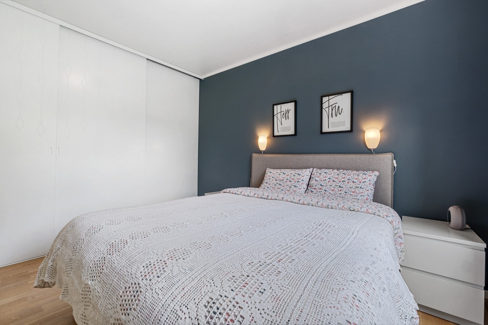 Soverom I - Det er etablert en svært romslig skyvedørsgarderobe med hvite fronter Galleribilde