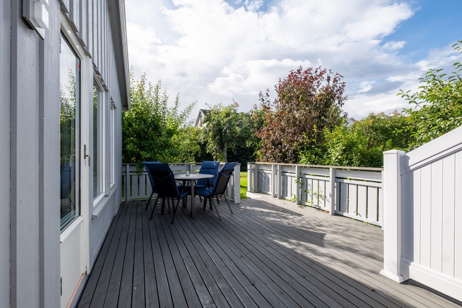 Terrassen er på ca. 45 m², noe som gir deg god plass til utemøbler Galleribilde