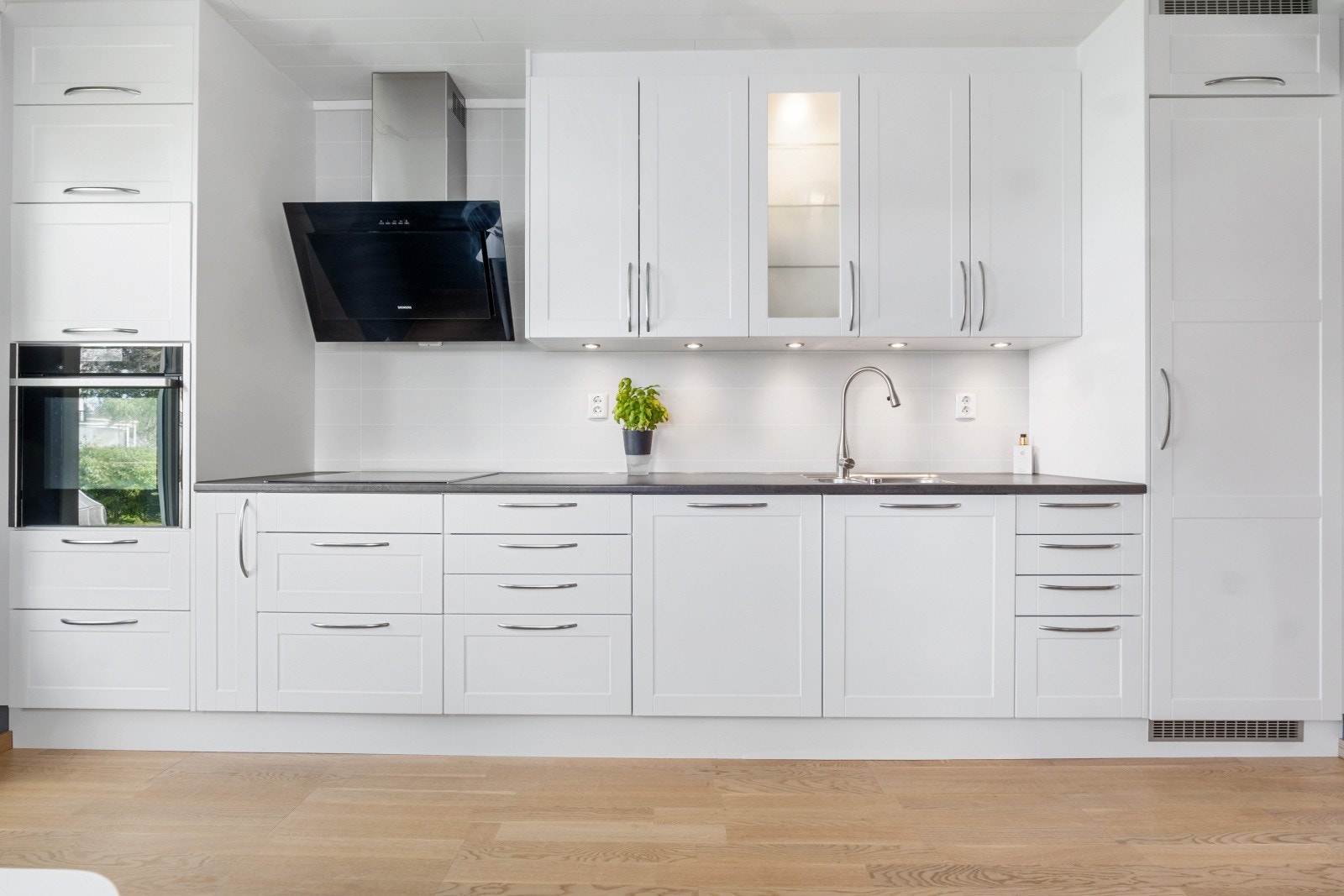 Kjøkkenet gir deg rikelig med skap- og benkeplass Galleribilde