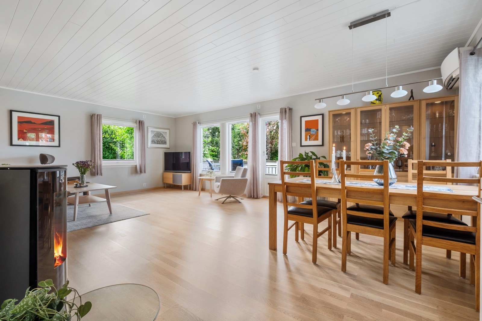 Rommet har peisovn som gir hygge og ikke minst rask oppvarming på kalde dager - I tillegg er det varmepumpe fra 2017 Galleribilde