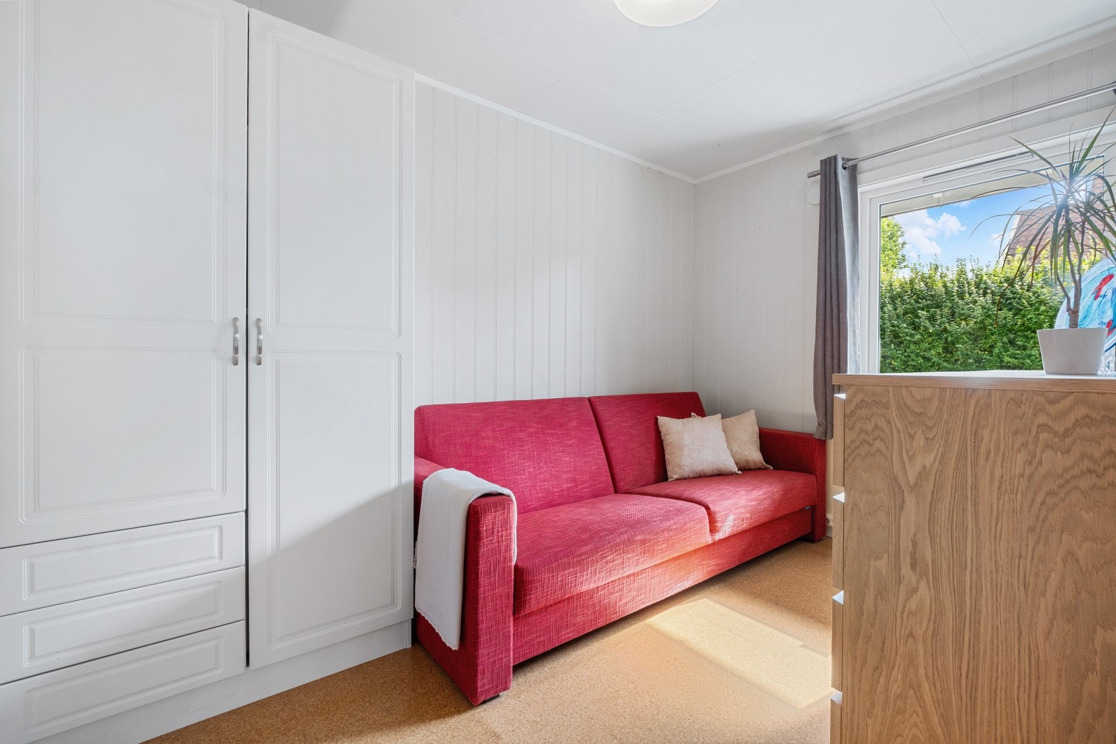 Soverom II - Det andre soverommet i etasjen funker utmerket som barnerom eller gjesterom Galleribilde