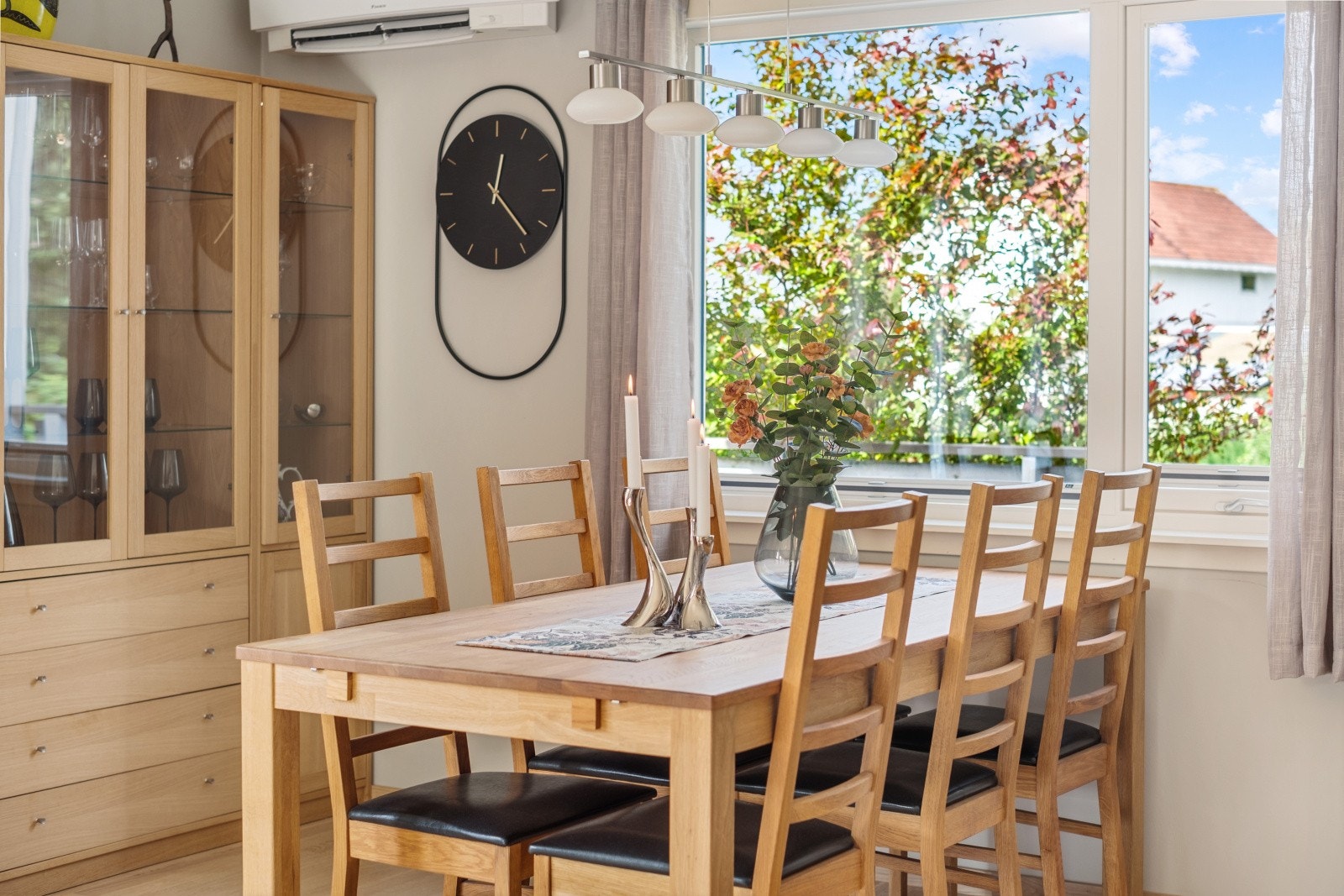 I spisestuen får en fint plass til stort langbord, så her er det bare å invitere venner og bekjente over på middag Galleribilde