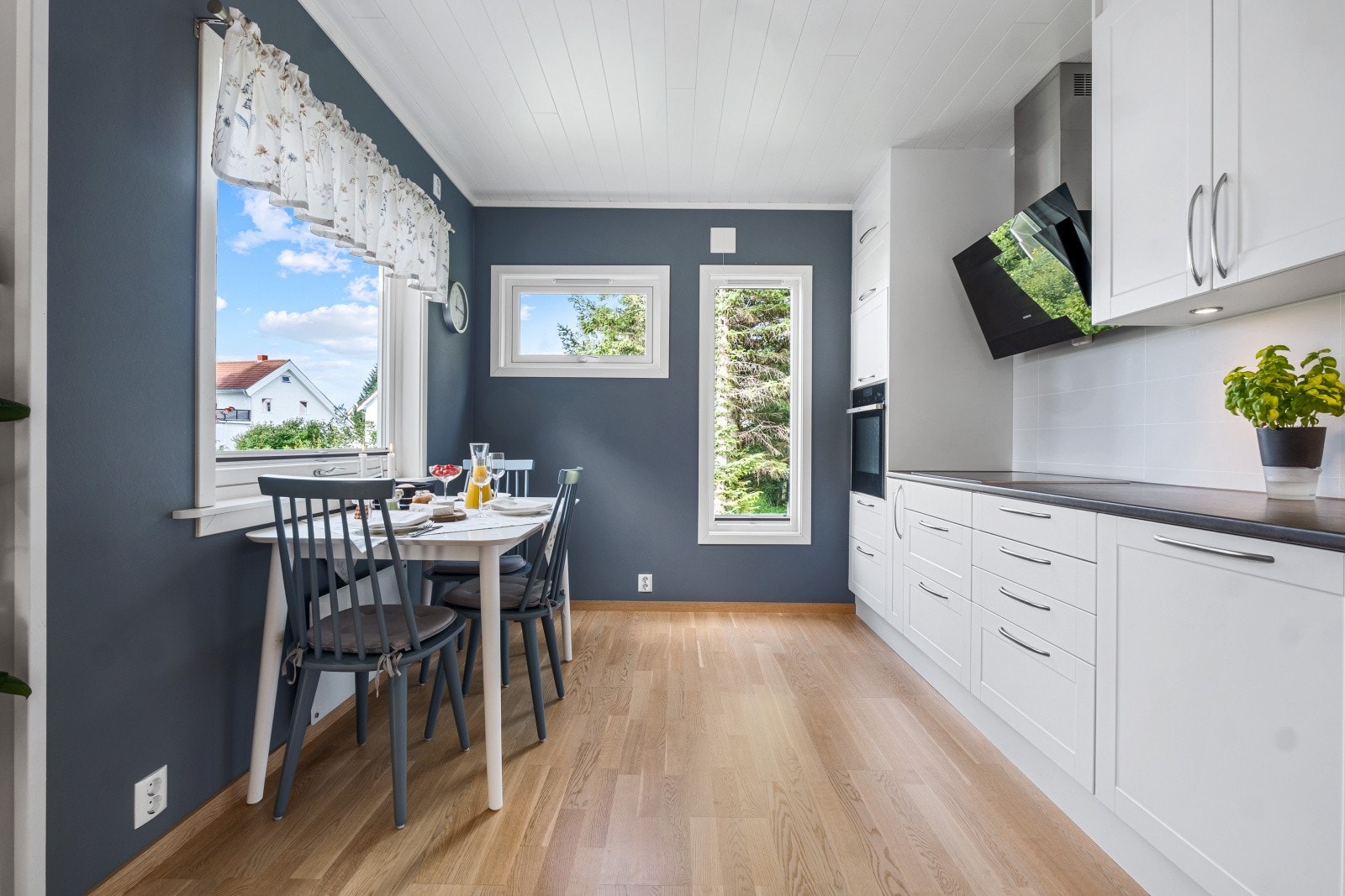 En får fint plass til frokostbord på kjøkkenet også Galleribilde