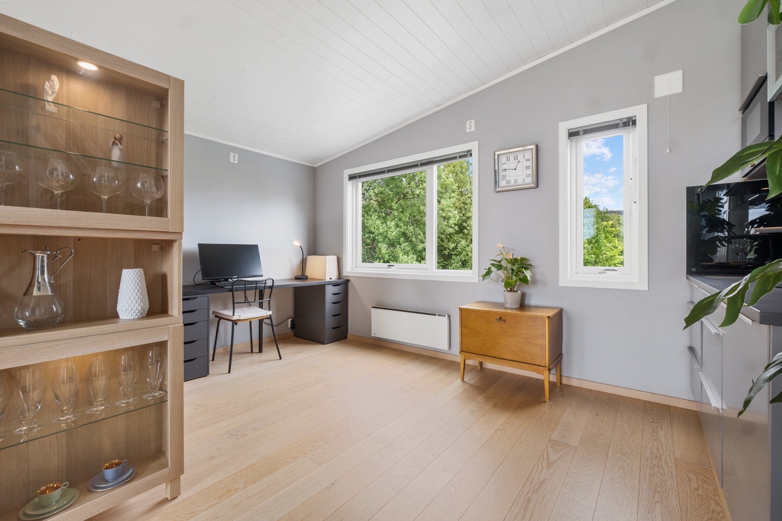 Opprinnelig var loftsetasjen hybelleilighet og ved ønske/behov kan en fint leie ut etasjen Galleribilde