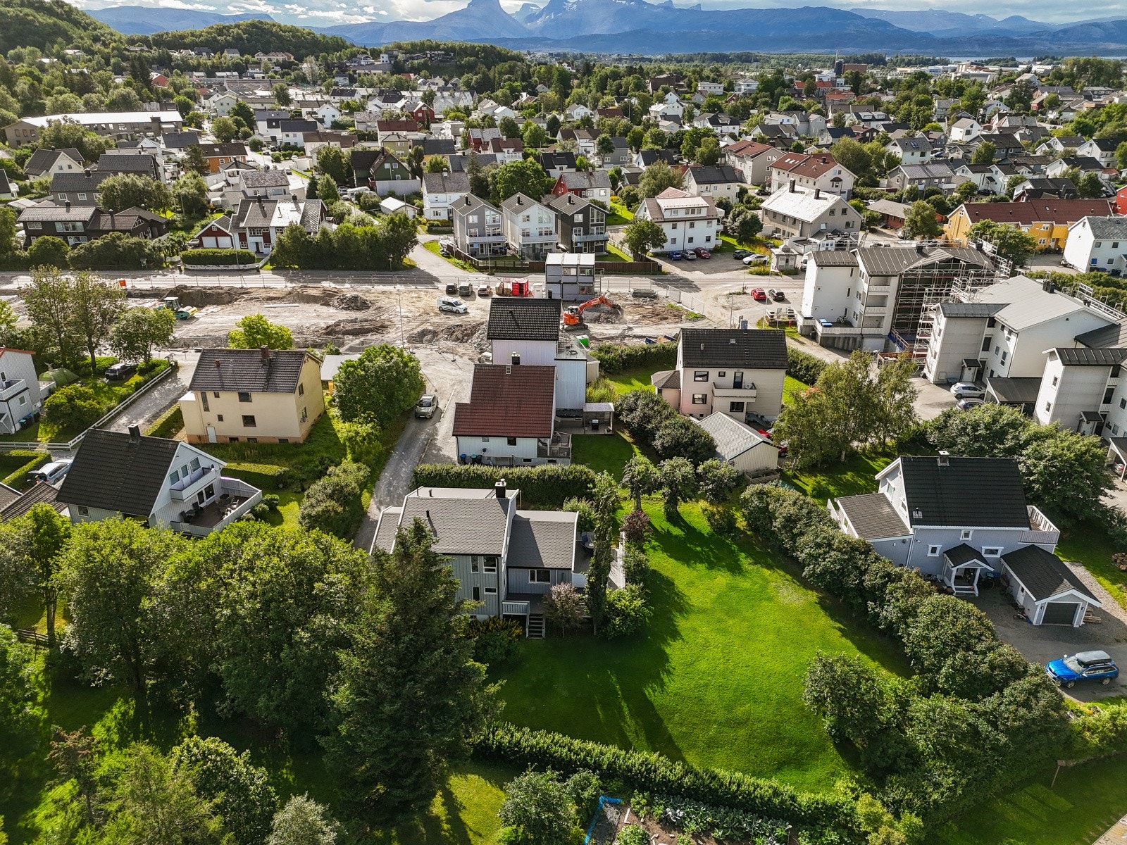 Boligen ligger sentralt, men samtidig tilbaketrukket i enden av blindvei - Like ved er det ny matvarebutikk under etablering Galleribilde