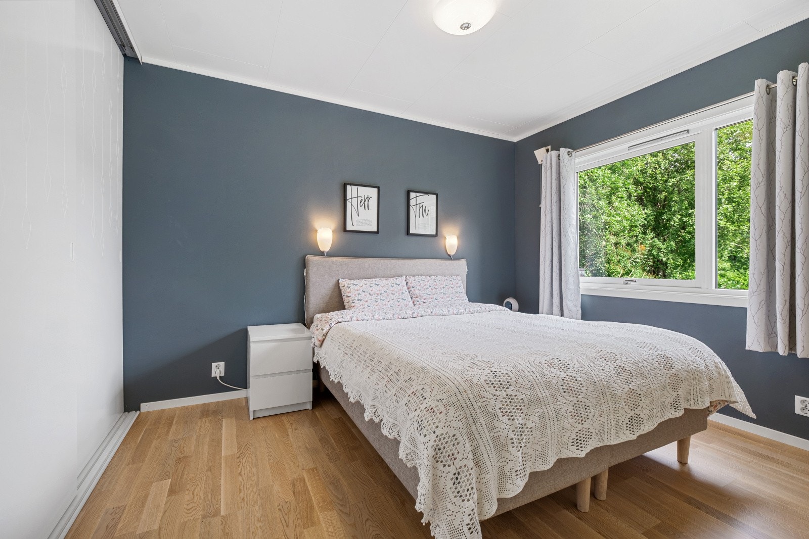 Soverom I - Hovedsoverommet er utført i en dempet blåtone og har god plass til dobbeltseng med tilhørende nattbord på begge sider Galleribilde
