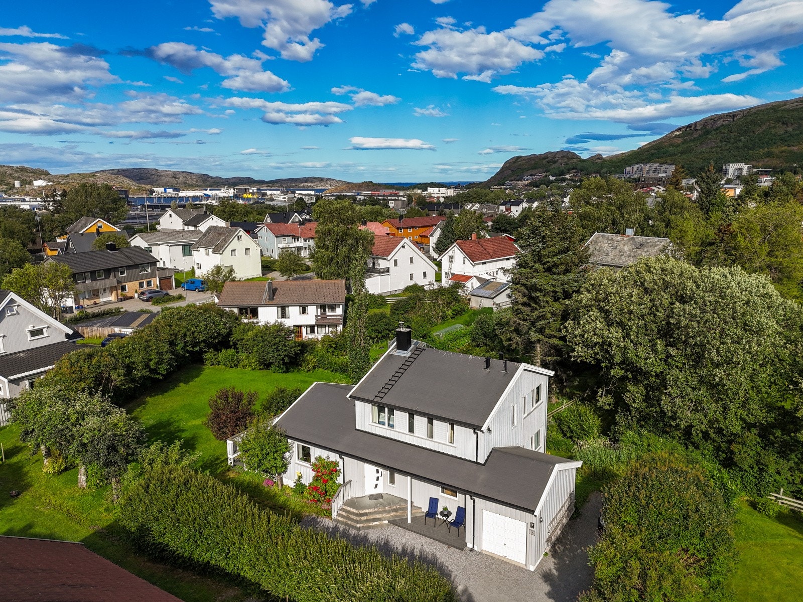 Huset ligger fredelig til helt innerst i blindgate, så du kan trygt la barna leke utendørs Galleribilde