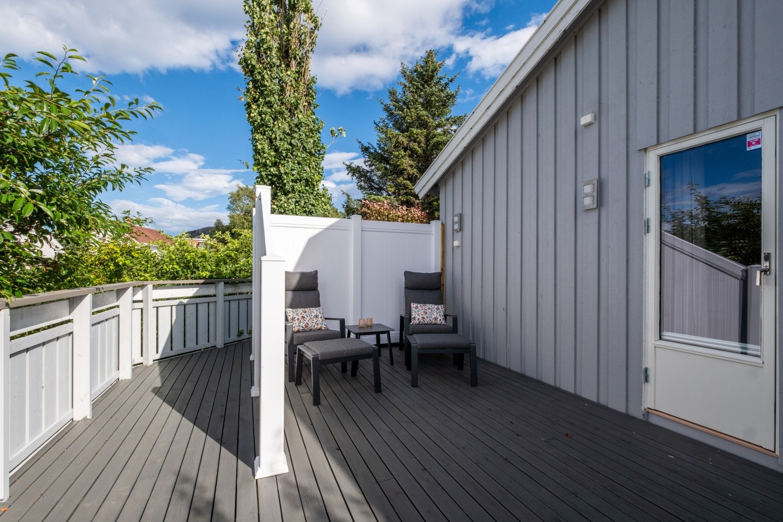 Hyggelig utekrok hvor du sitter godt i le for vinden Galleribilde