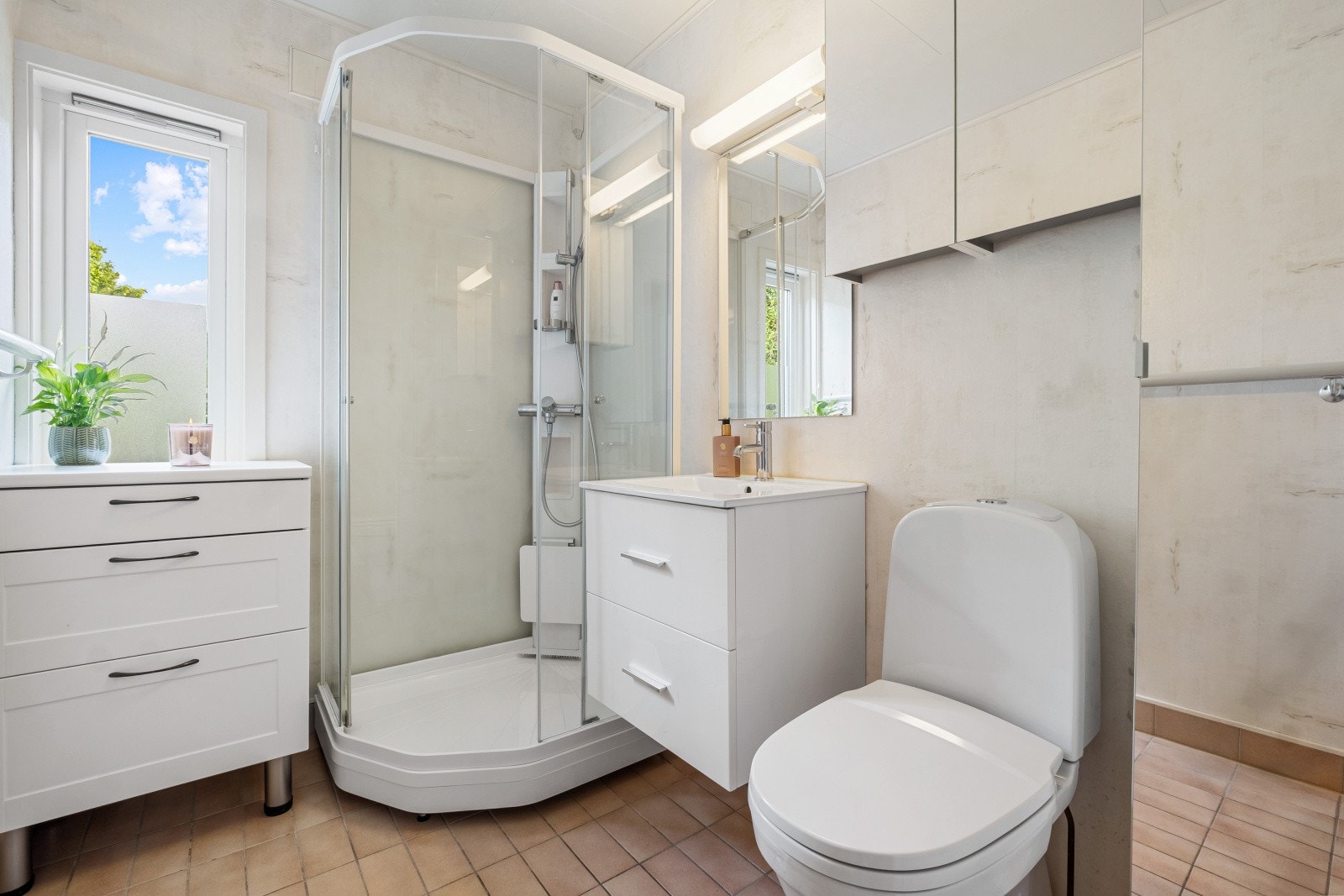 Badet har flis på gulv med varmekabler og er tidvis modernisert med nye vegger i 2000, ny innredning, dusj og toalett i 2017. Galleribilde