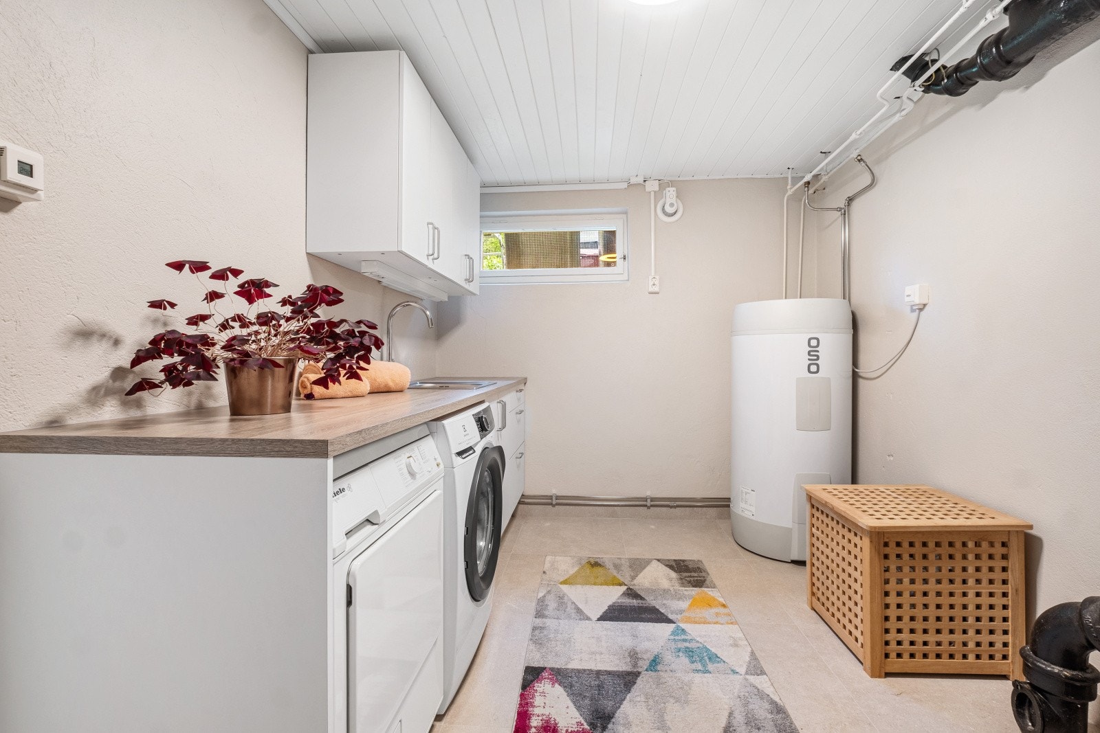Her finner du innredning med utslagsvask og med plass til tørketrommel/vaskemaskin under benk Galleribilde