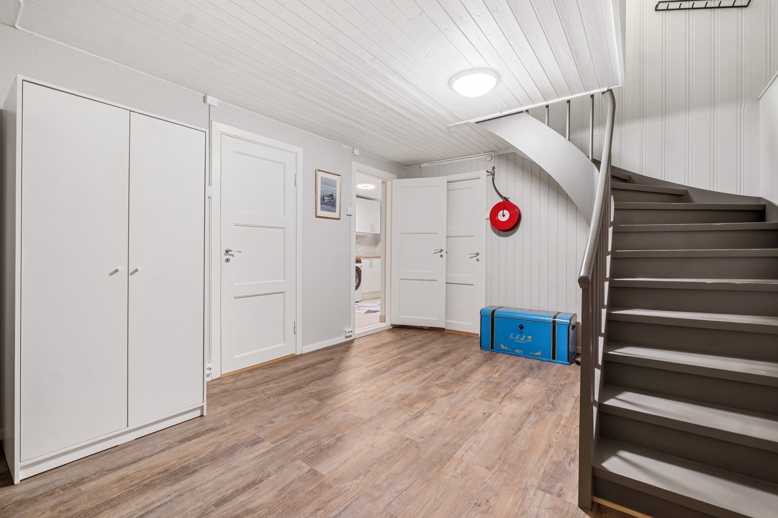 I kjelleren finner du vaskerom, tørkerom, bod/garderobe og hele seks boder Galleribilde