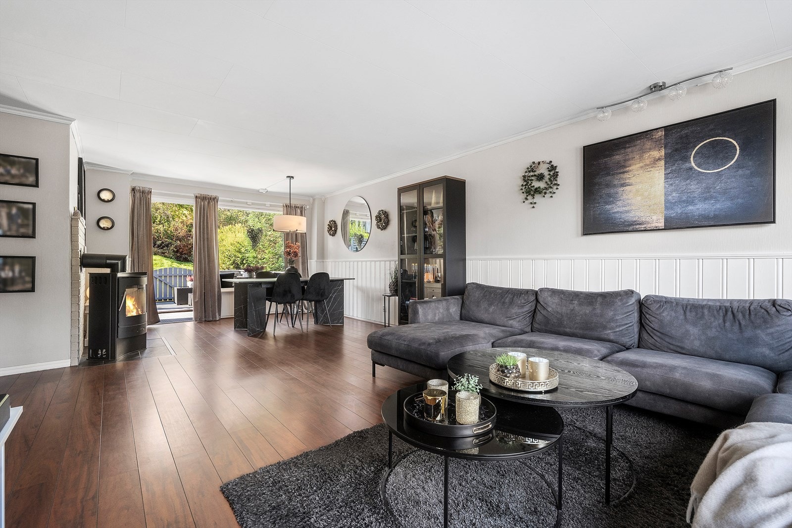 Romslig gjennomgående stue med god plass til sofa og spisestue Galleribilde