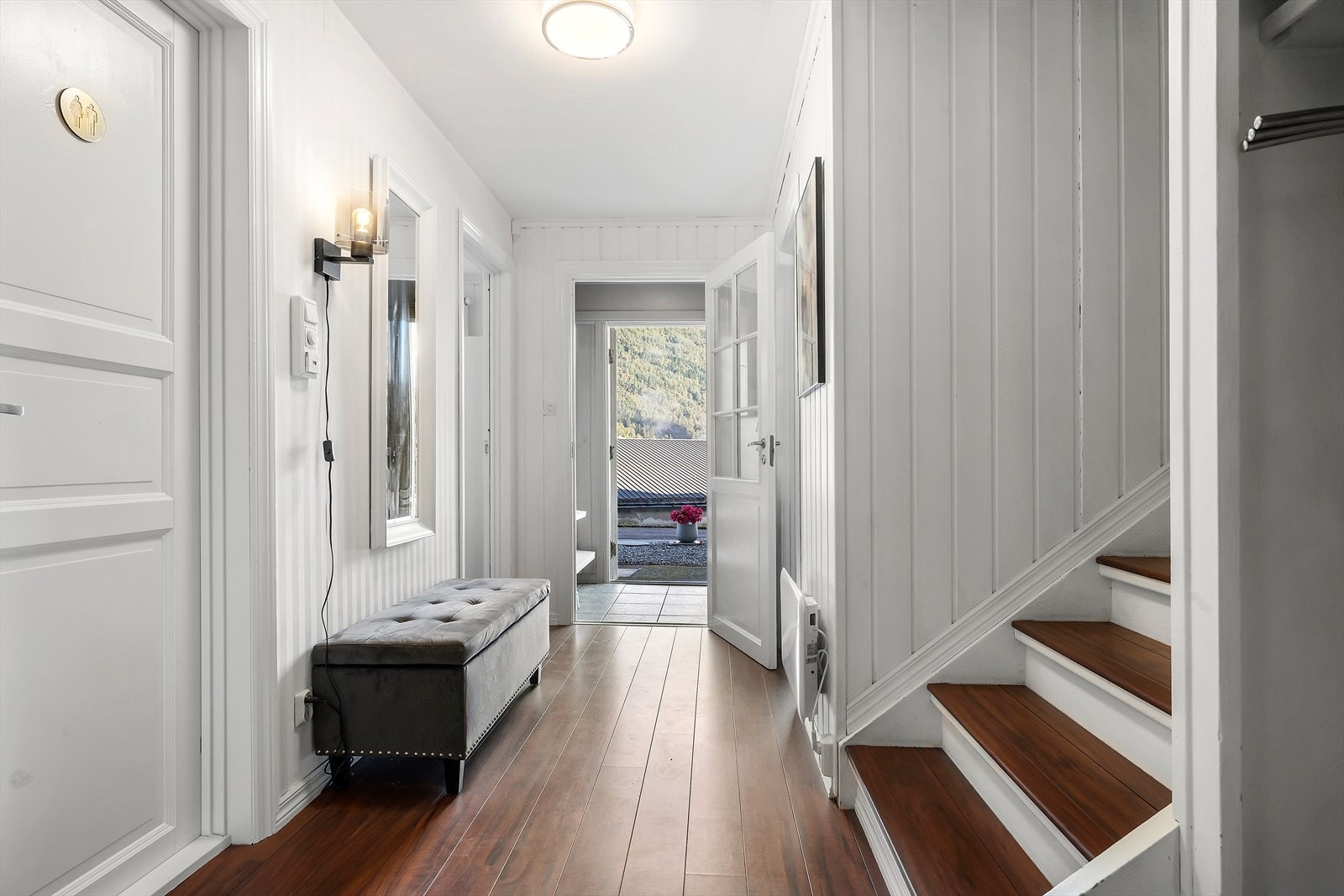 Underetasjen består av vindfang, gang, 2 soverom, bad, vaskerom og boder. Galleribilde