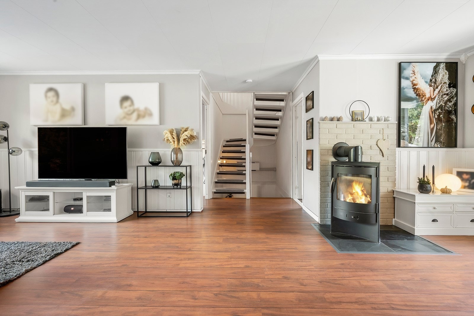 I stuen er det vedovn, og i trappeløpet er det montert varmepumpe. Galleribilde