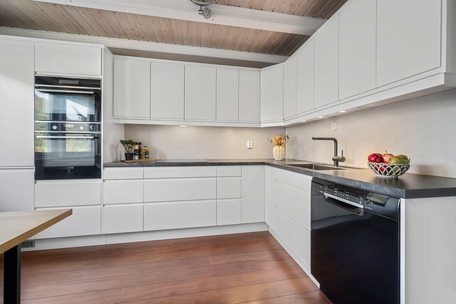 Kjøkkenet integrert stekeovn, kombinert mikrobølgeovn og stekeovn, induksjontopp og kjøl/fryseskap. Galleribilde