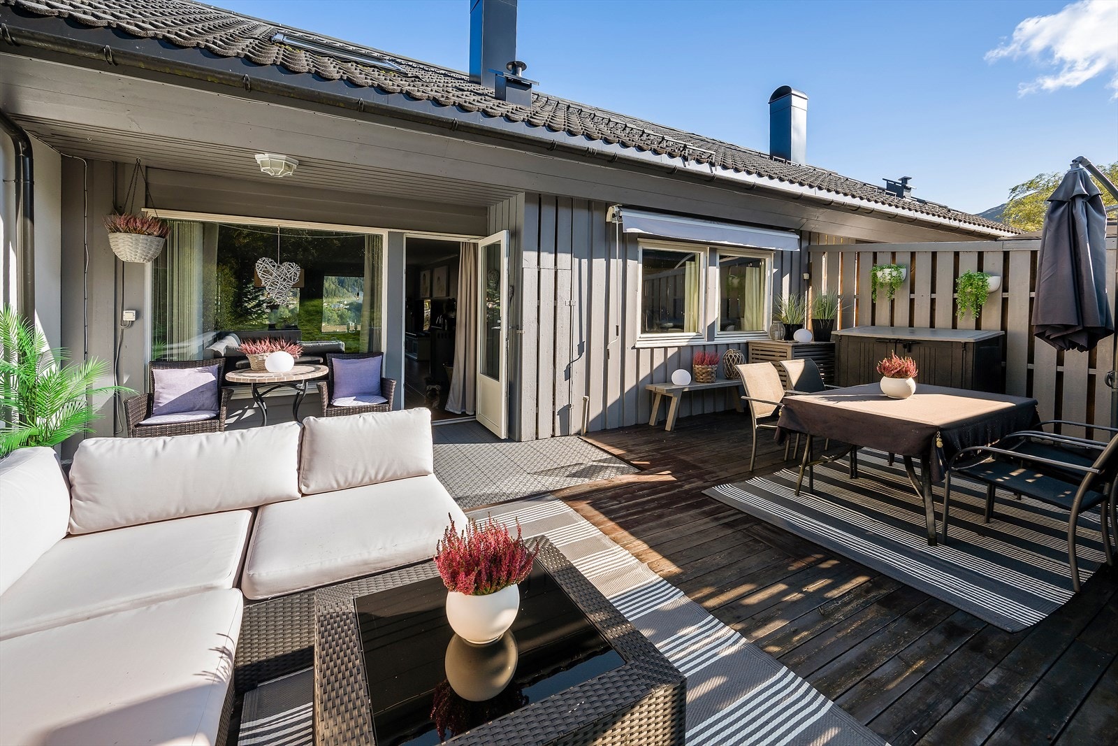 Fra stuen er det utgang til sørvendt terrasse på 25 kvm. Galleribilde