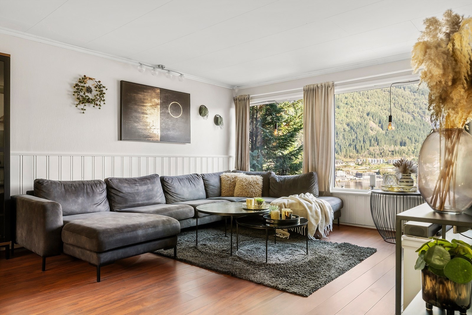 Hovedetasjen består av stue, kjøkken og 1 soverom. Galleribilde