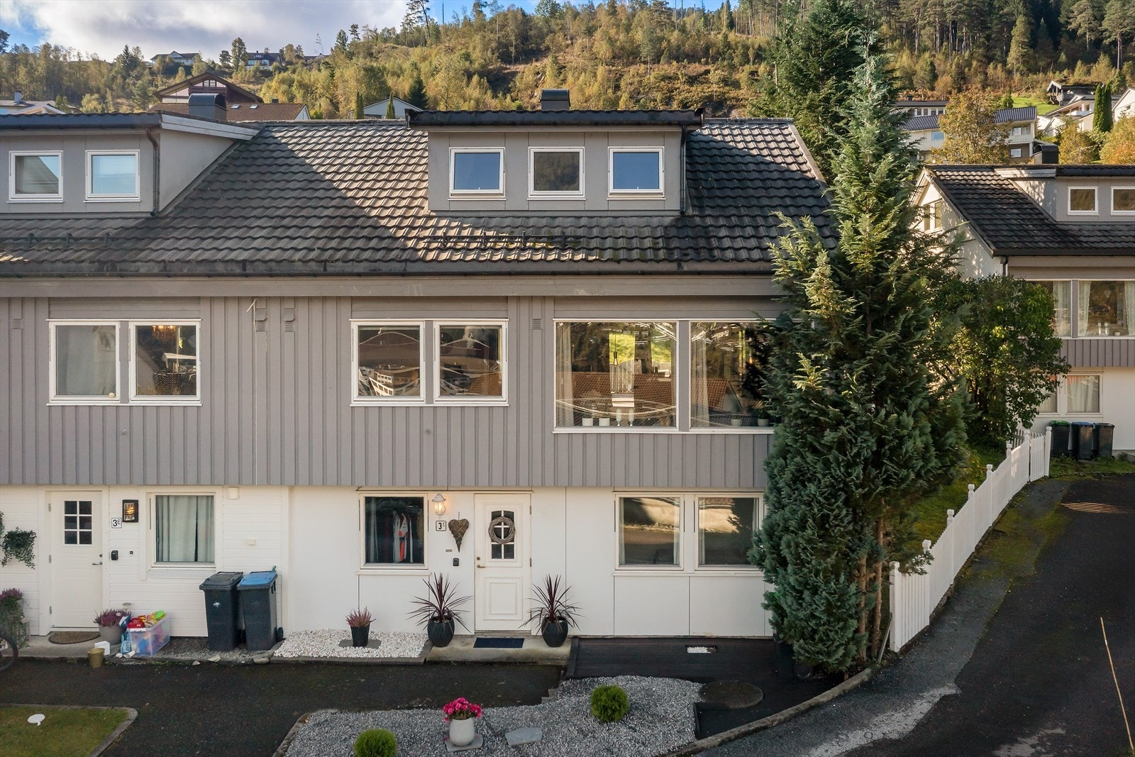 Innholdsrikt enderekkehus med blant annet 4 soverom og 2 stuer Galleribilde