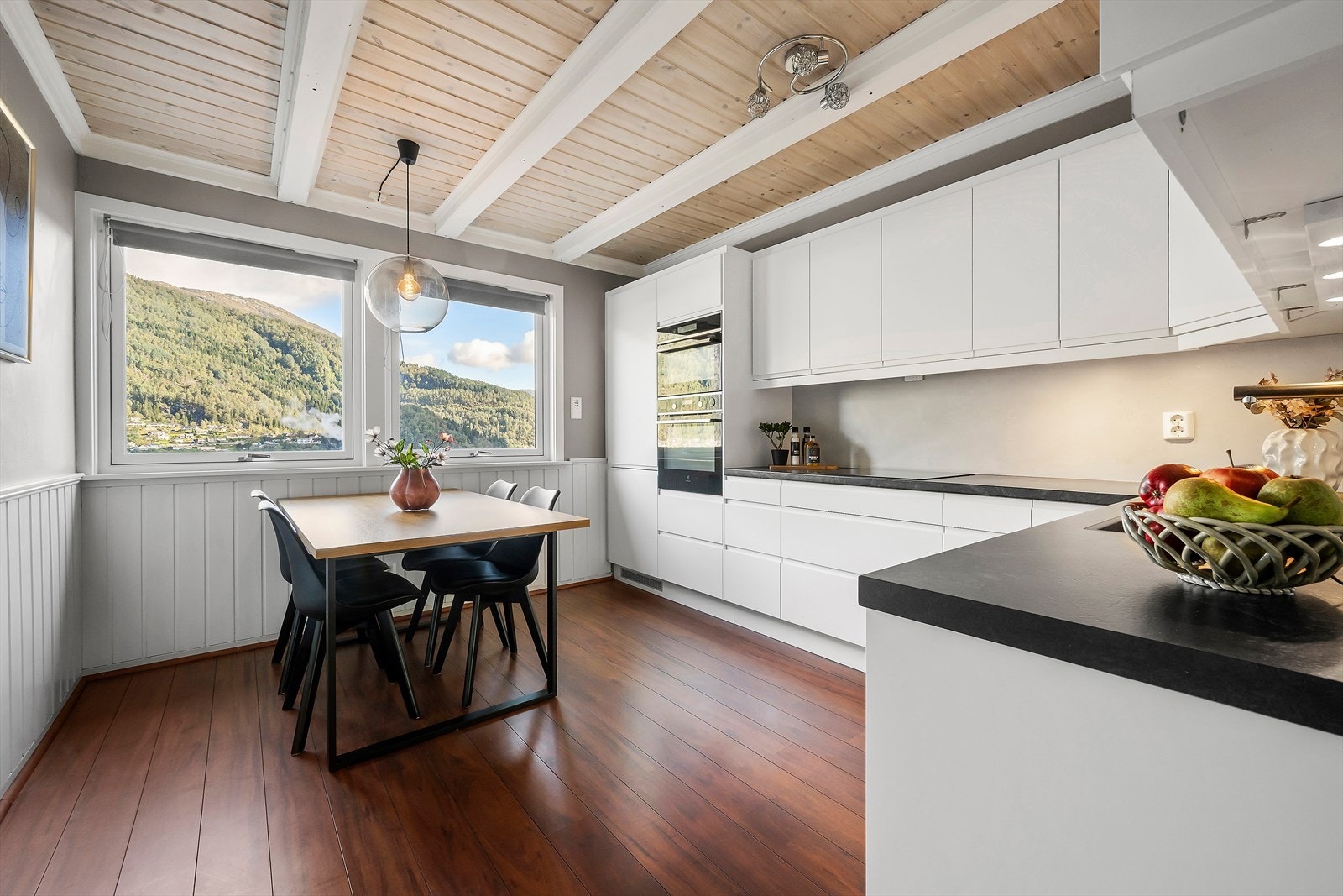 Kjøkkenet har Epoq-innredning fra 2020 Galleribilde