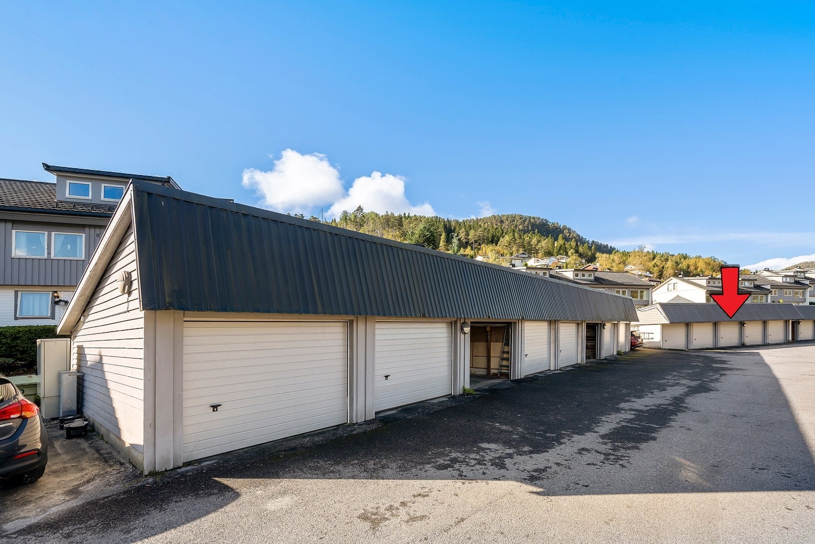 Boligen disponerer også en garasjeplass i borettslaget på ca. 16 kvadratmeter. Ellers felles oppstillingsplass i borettslaget. Galleribilde