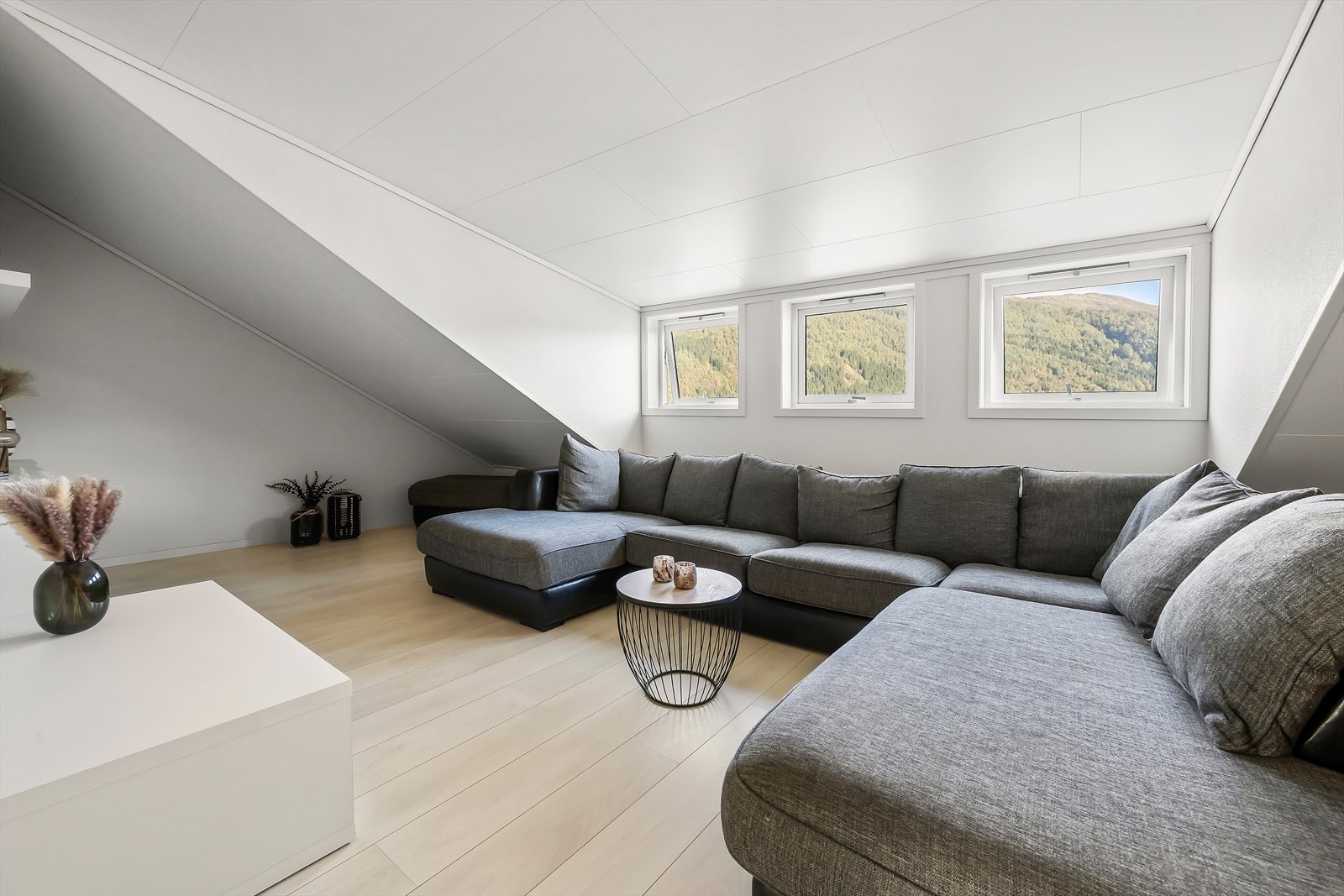 Loftet inneholder stue, soverom og bod. Galleribilde