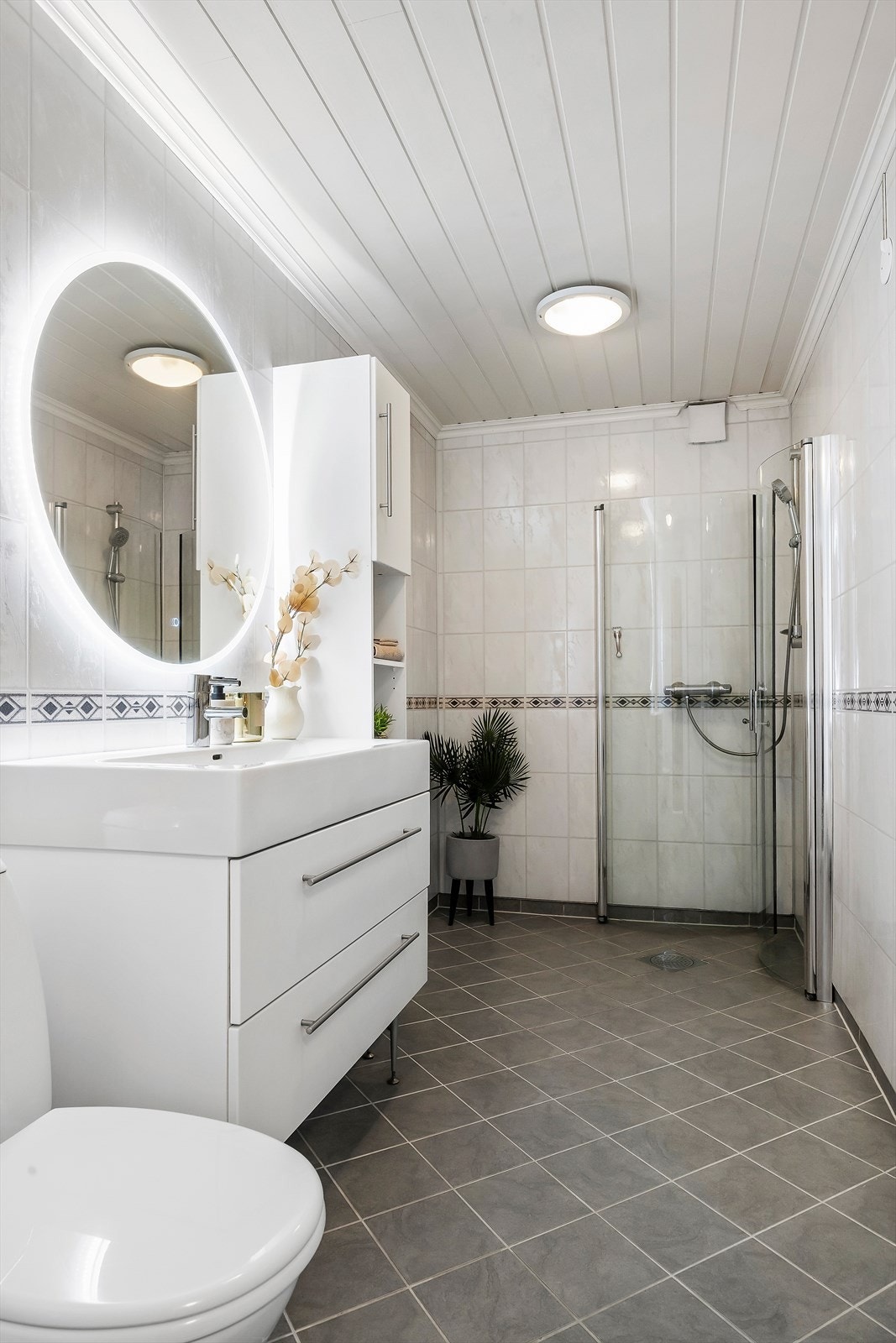 Badet ble modernisert i 2008 og har flislagt gulv med varmekabler. På beggene er det baderomsplater. Galleribilde