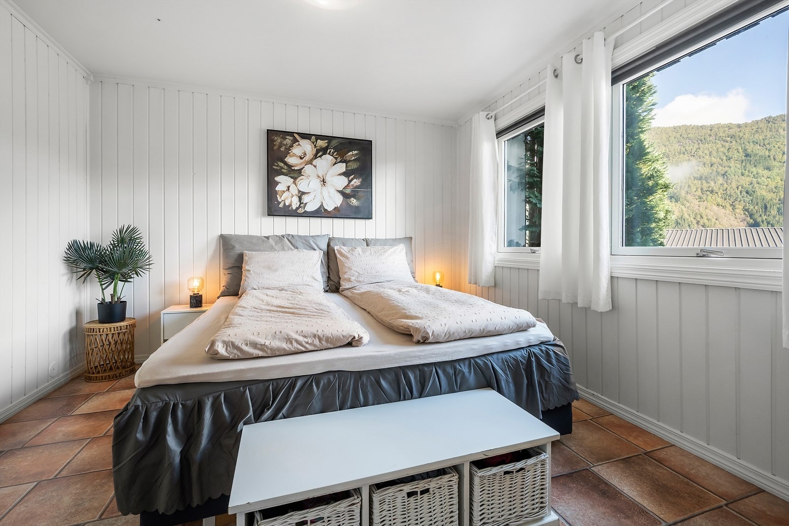 Det er totalt 4 soverom i boligen; 2 i underetasjen, 1 i hovedetasjen og 1 på loftet. Galleribilde