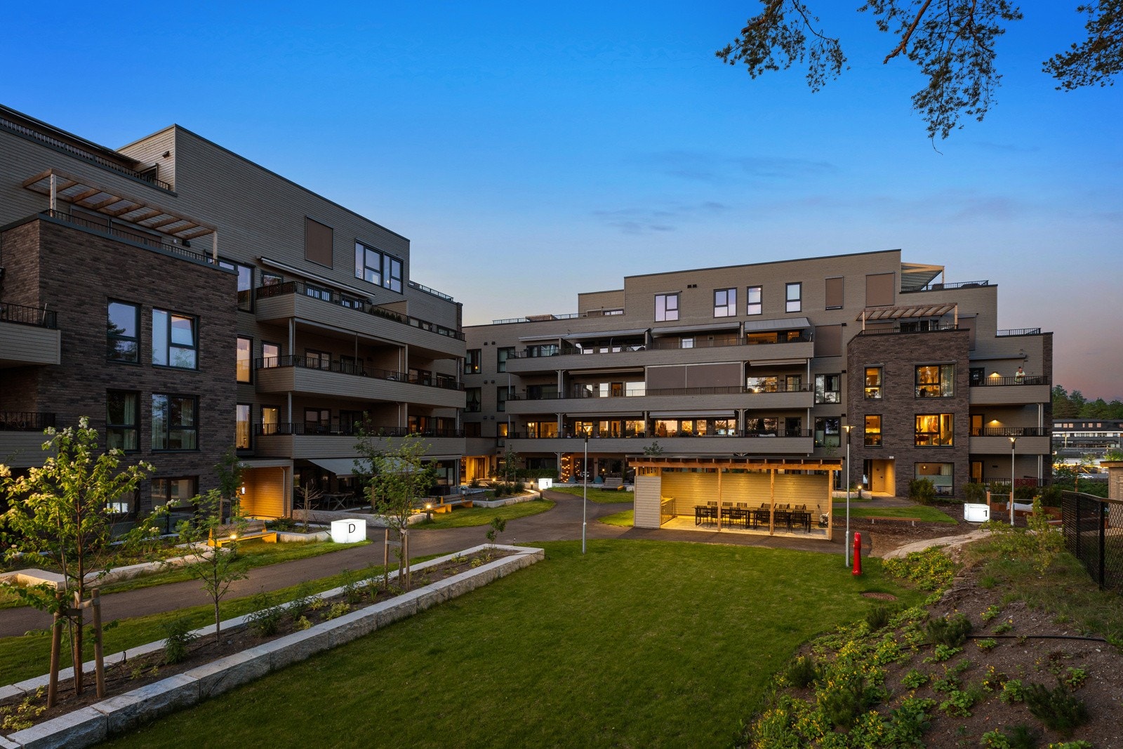 Velstelt og innbydende fasade med pent opparbeidet uteområde. Galleribilde