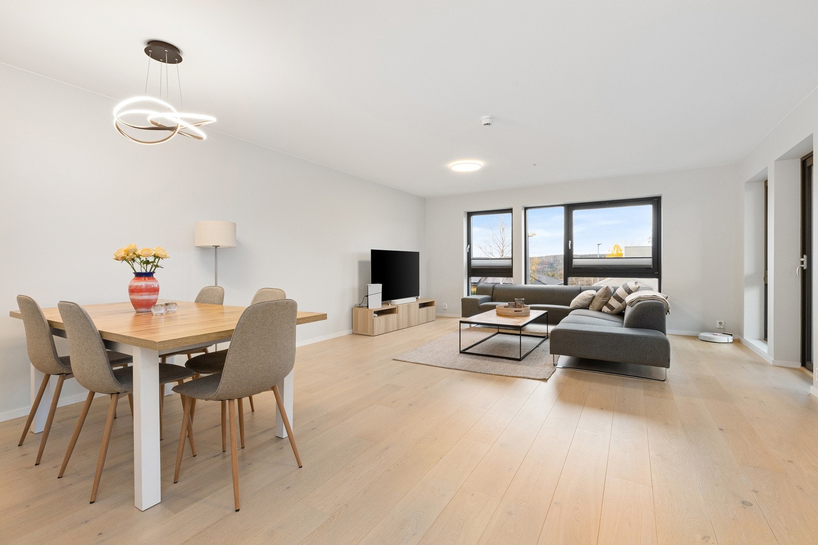 Stue med utgang til overbygget balkong mot nord og vest Galleribilde