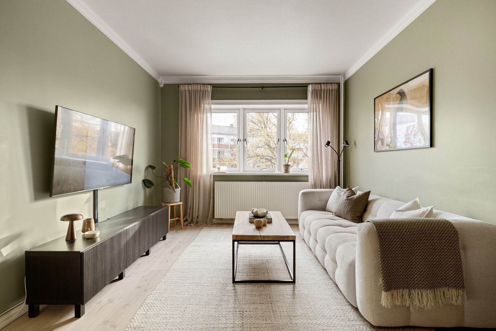 Lys og innbydende stue med god plass til å innrede etter ønske og behov. Galleribilde