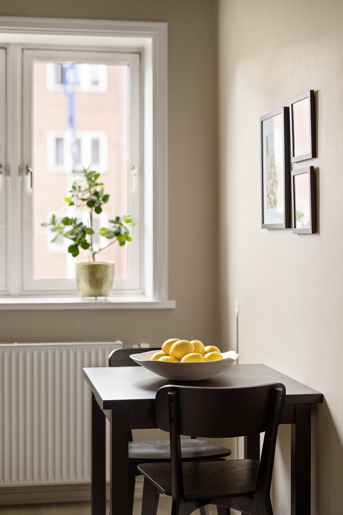 Det er også plass til et hyggelig frokostbord på kjøkkenet. Galleribilde