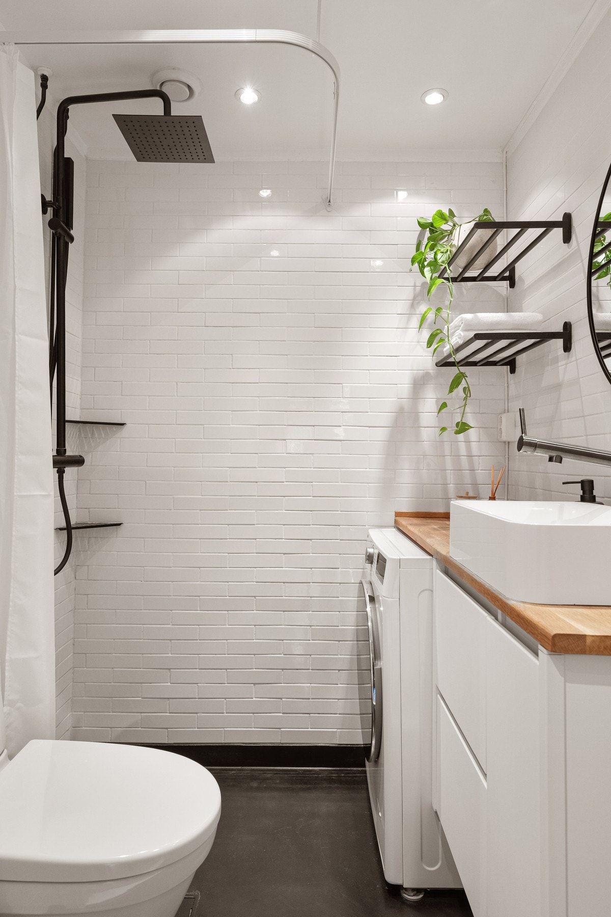 Baderommet består av sparklet og malt tak med downlights, flislagte vegger og mikrosement på flislagt gulv. Galleribilde