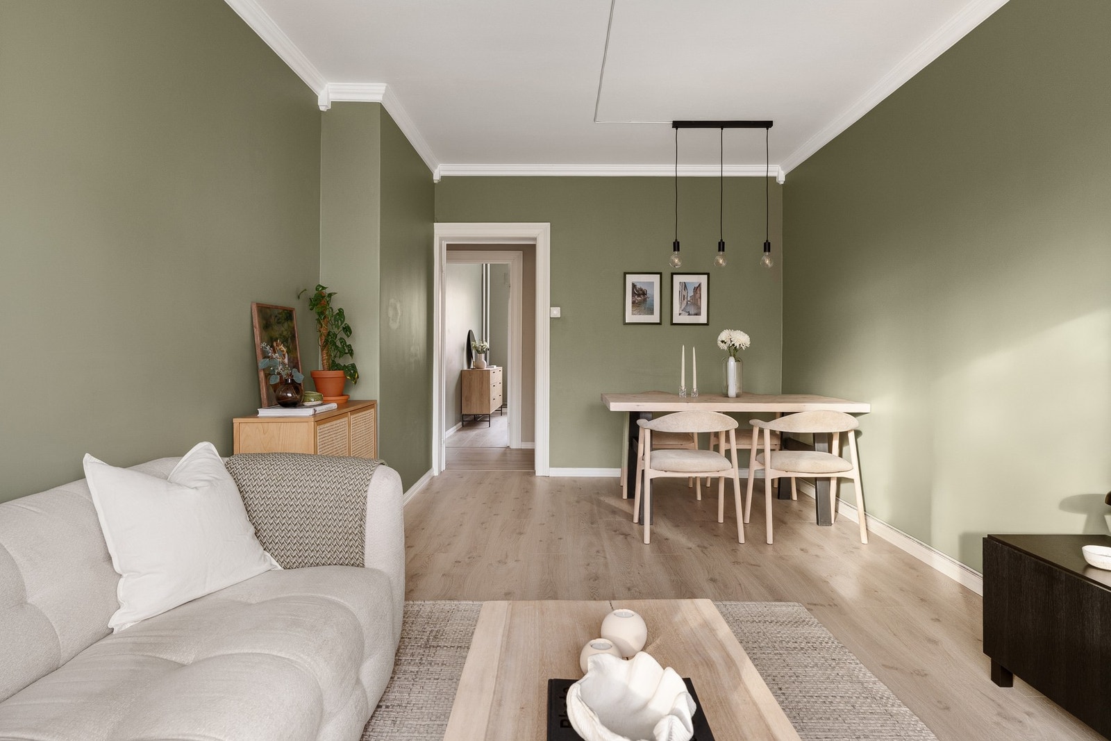 Det ble lagt lyse 1-stavs laminatgulv og nye lister i 2021. Like gulv i alle rom sett bort fra bad. Galleribilde