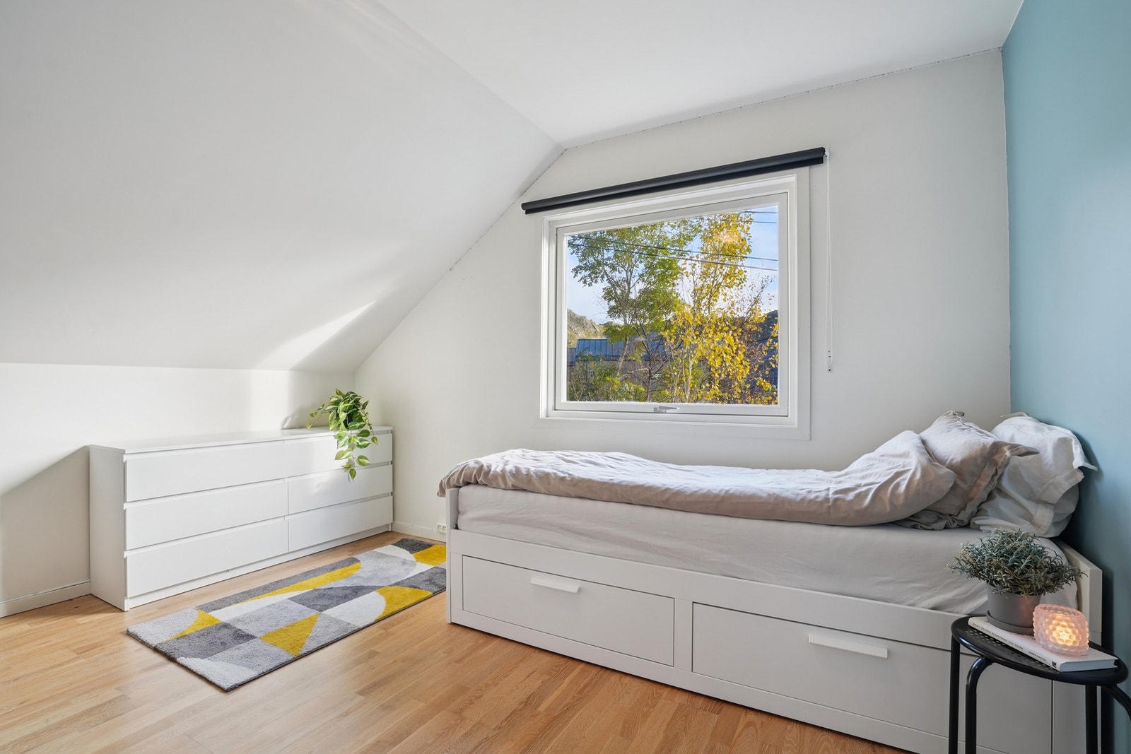 Soverom nr 2 med plass til dobbeltseng og tilhørende nattbord. Galleribilde