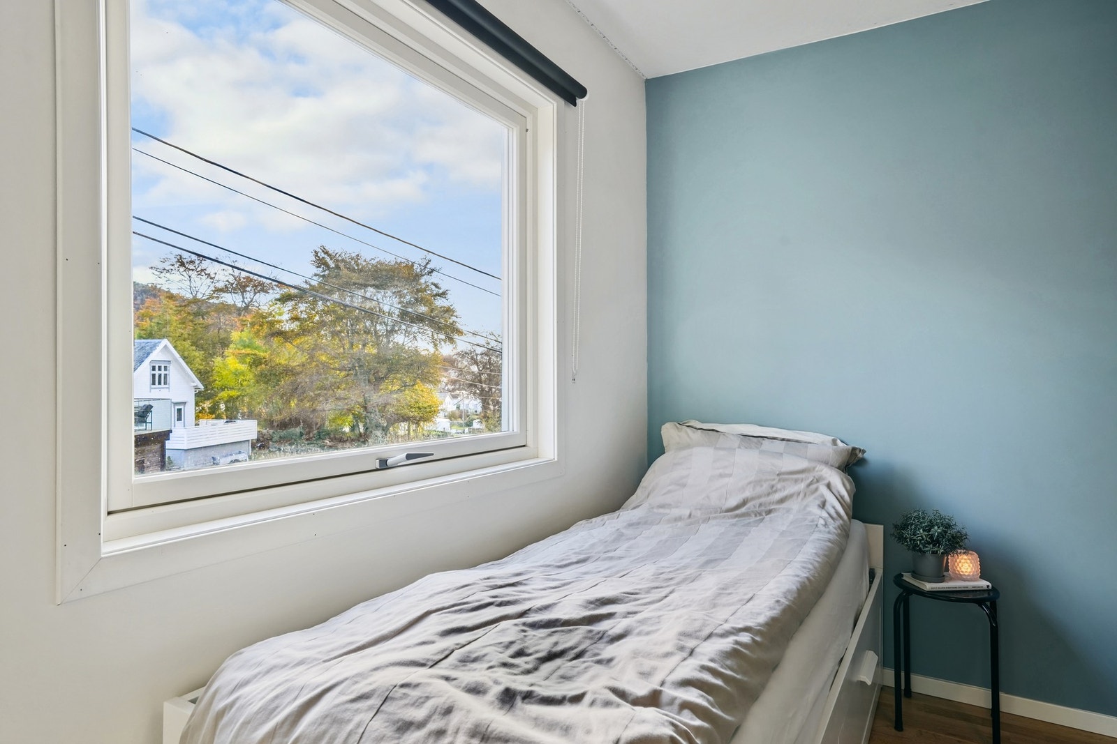 Soverommet ble malt i 2019. Det er god plass til kommode/garderobeskap. Vindu vendt mot øst. Galleribilde