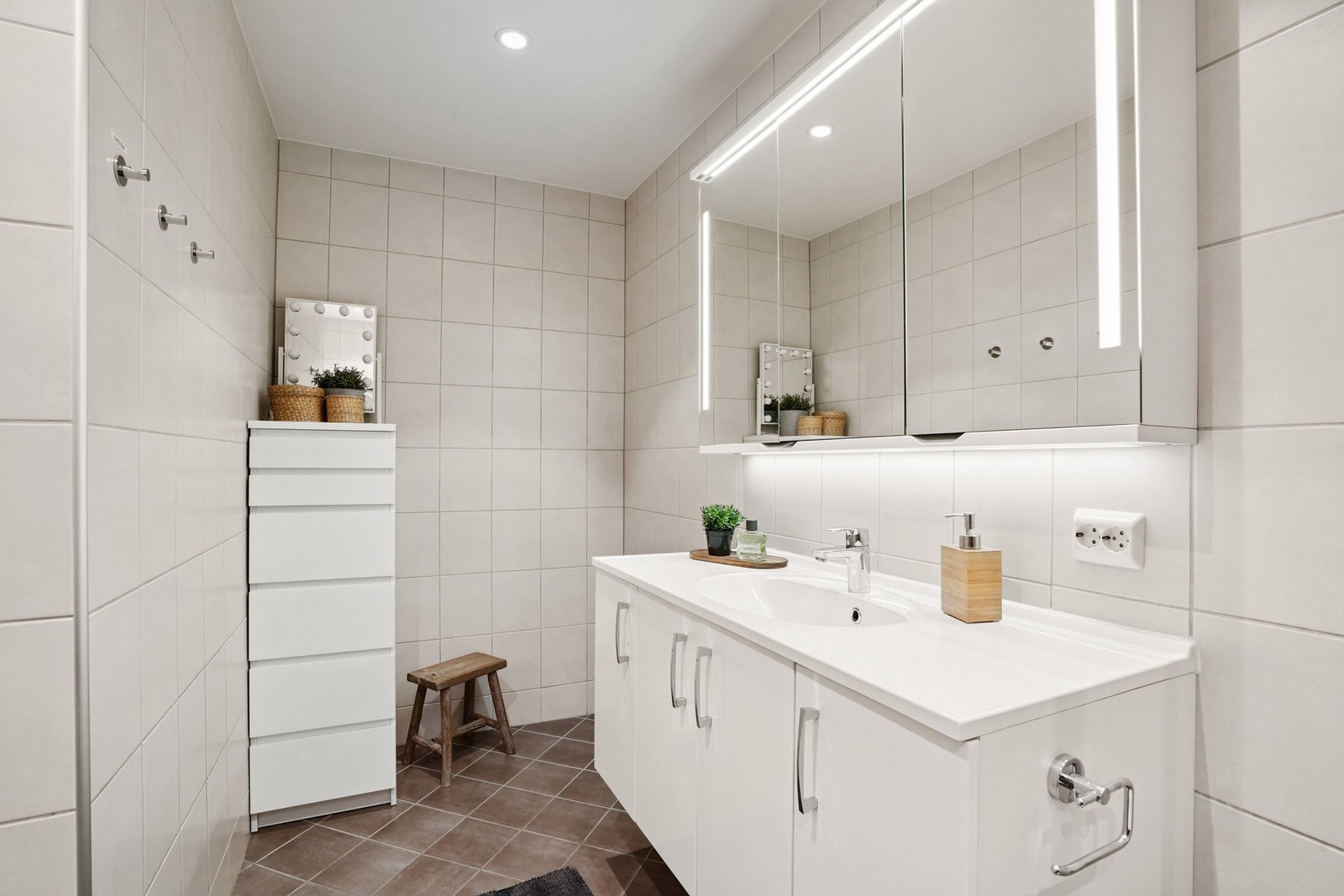 Badet ble oppusset i 2013, og er helfliset med elektriske varmekabler i gulvet. Galleribilde