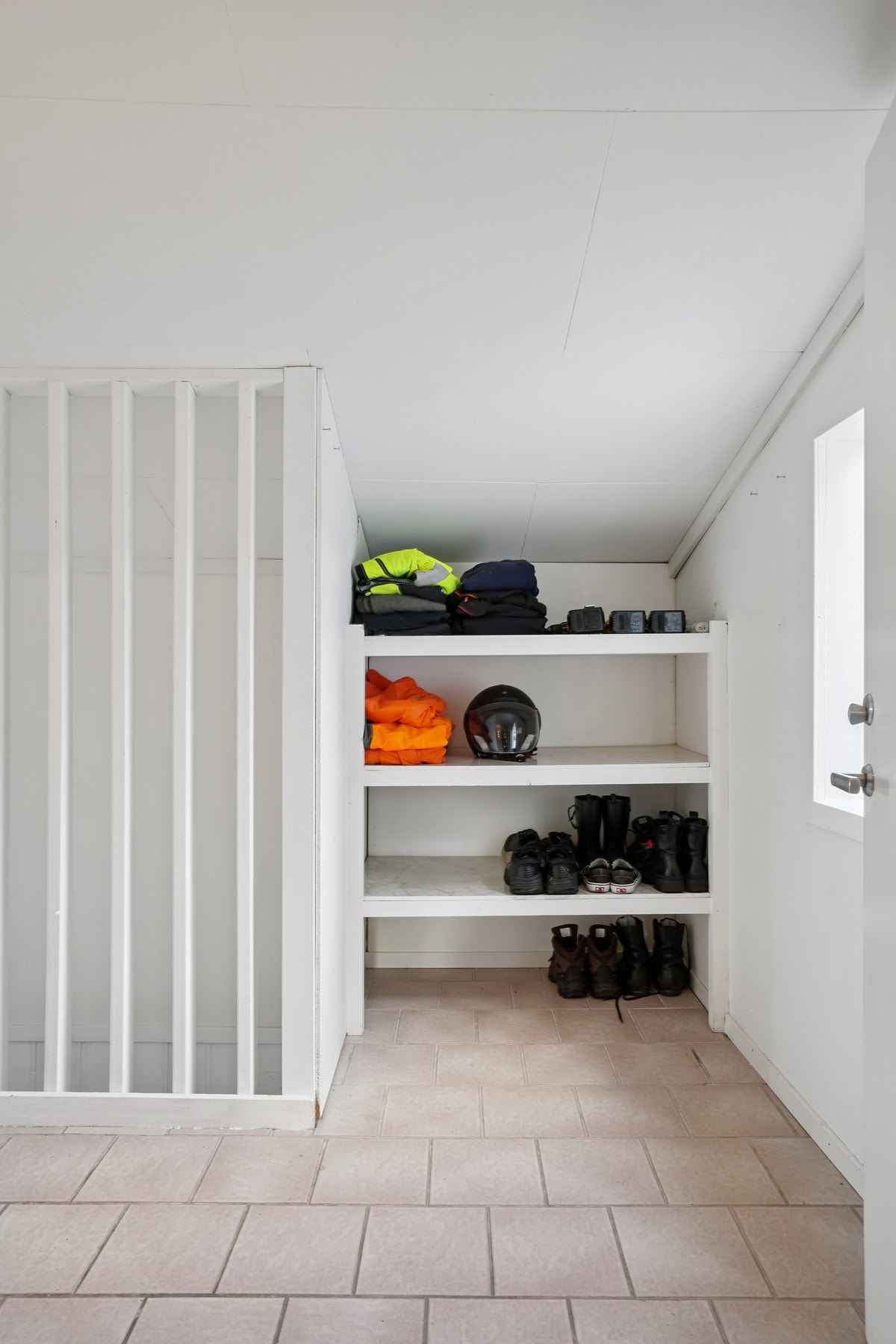 Plass til sko og klesoppbevaring. Galleribilde