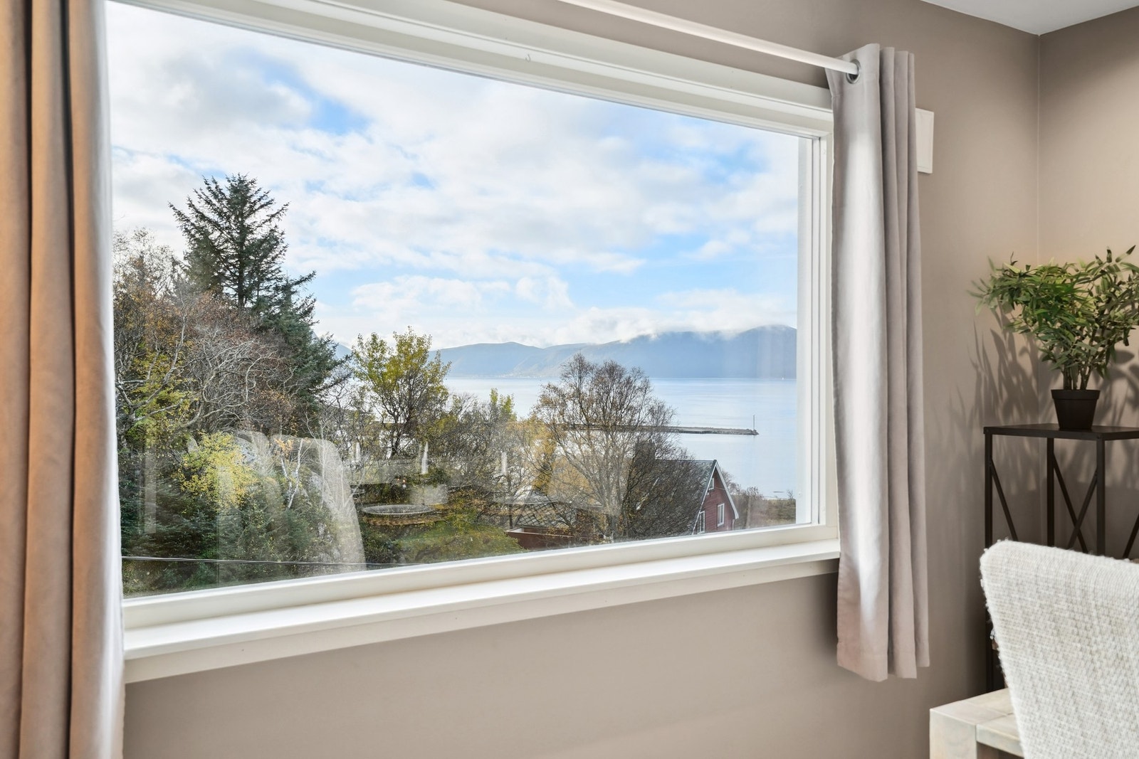 Fra stuen er det flott utsikt fra det sørvestvendte vinduet. Galleribilde