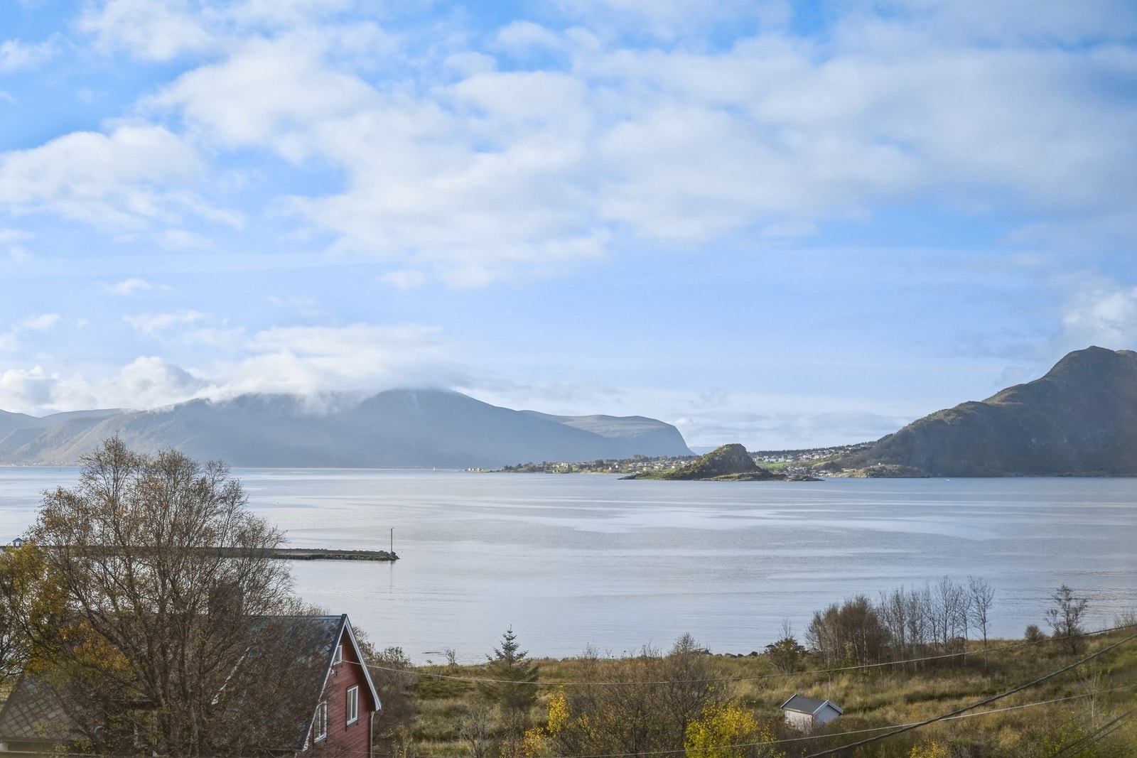 Utsikt utover Valderhaugfjorden, Havsteinen, Godøya og Hareid. Galleribilde