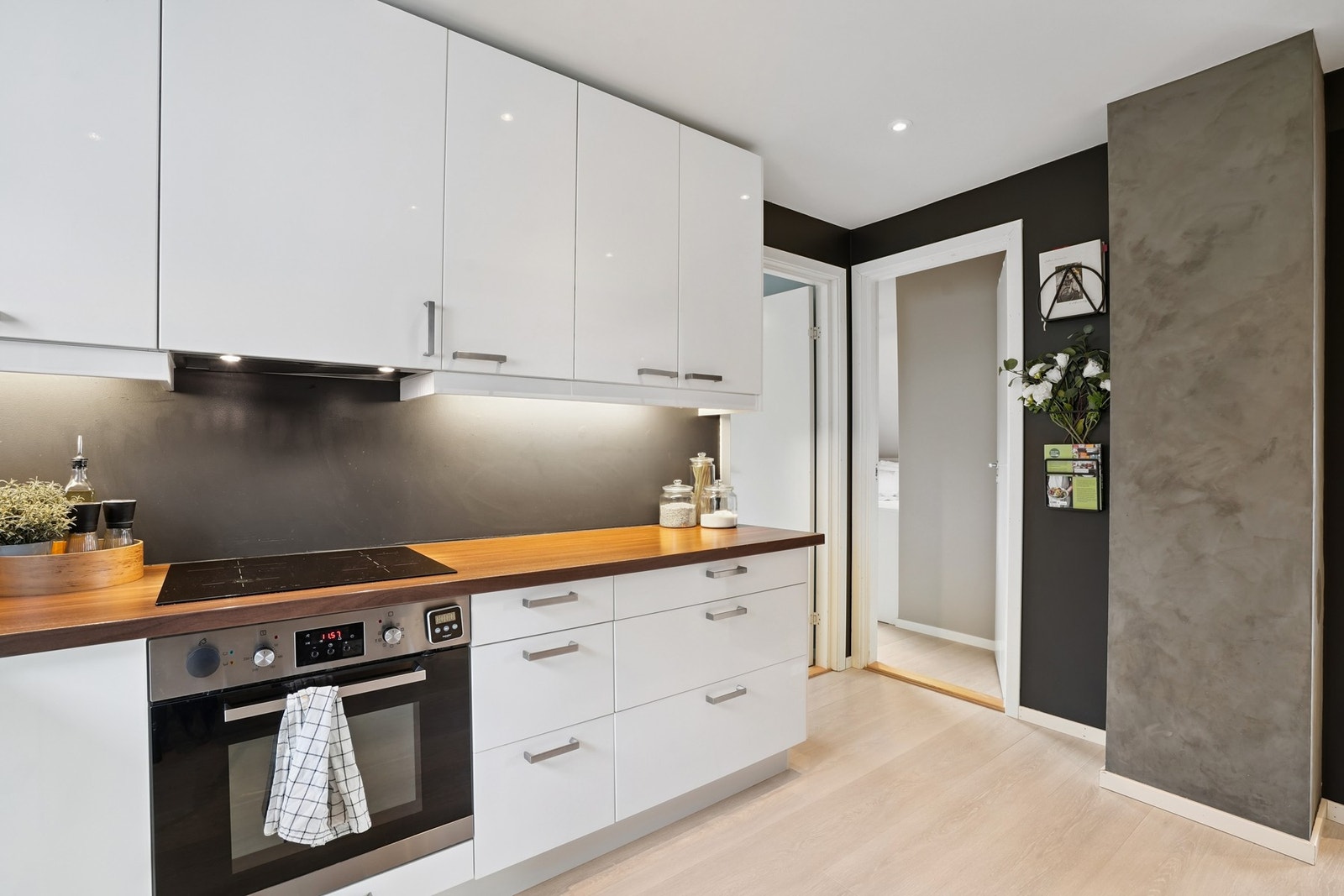 Det er integrerte hvitevarer som komfyr, oppvaskmaskin og induksjonsplatetopp Galleribilde