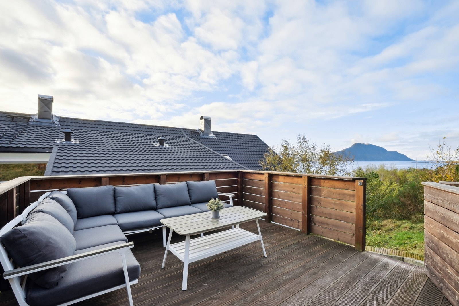 Terrassen ble bygget ut i 2023 fra 15 kvm til 30 kvm. Deler av terrassen ligger på naboens eiendom og er muntlig avtalt at de kunne få utvide. Galleribilde