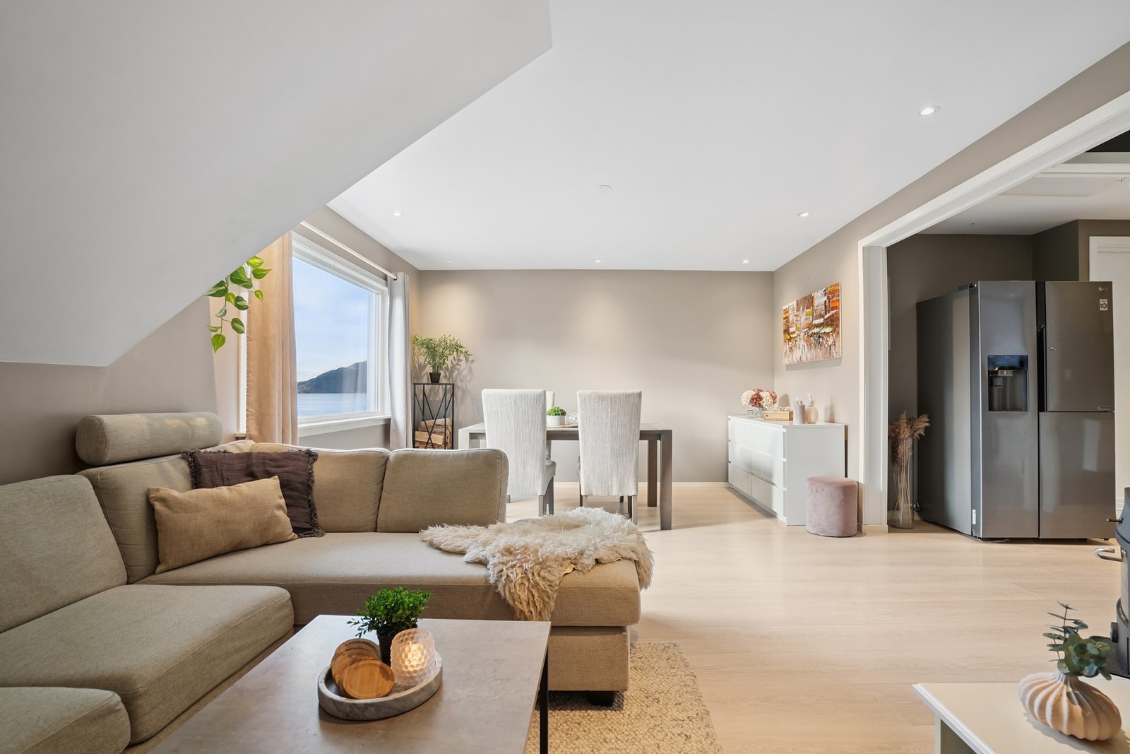 I 2019 ble alle vegger i leiligheten malt, og det ble lagt nytt laminat gulv, samt ledspotter i himling. Galleribilde