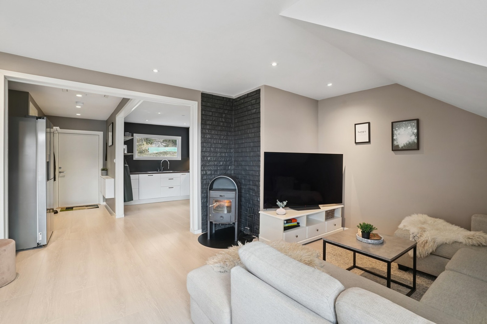 I 2019 ble det åpnet opp mellom stue, kjøkken og gang. Det gir en luftig og god romfølelse. Galleribilde