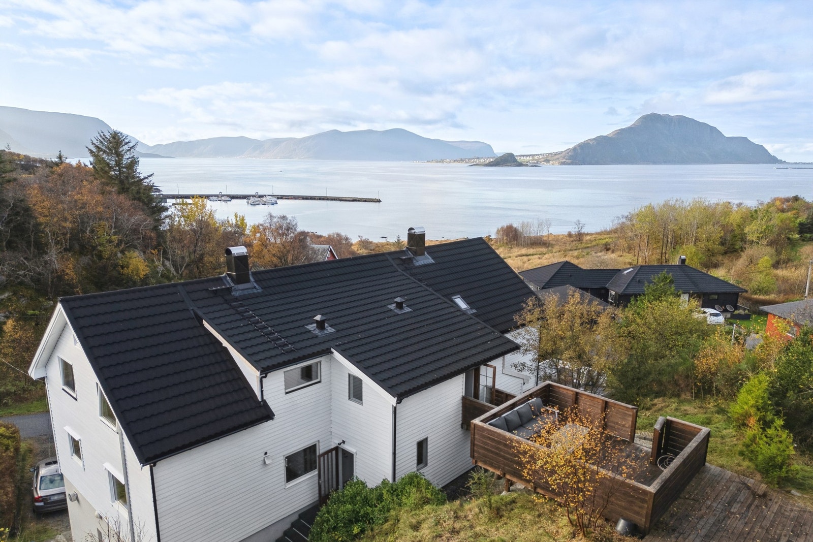 Fra eiendommen er fin utsikt mot Valderhaugfjorden og Godøya. Galleribilde