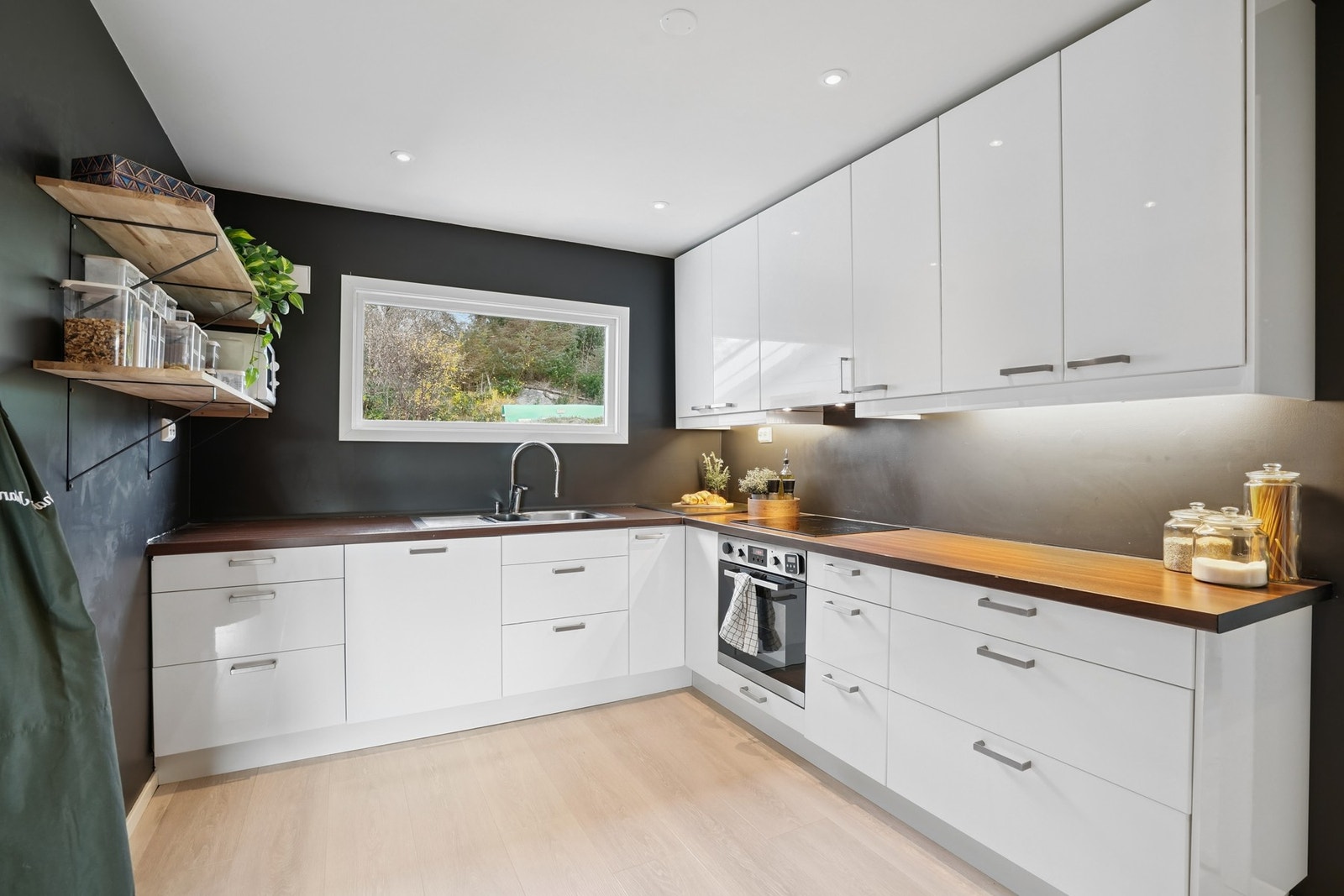 Kjøkkenet har innredning med hvite glatte fronter, og det er laminat benkeplate. Galleribilde