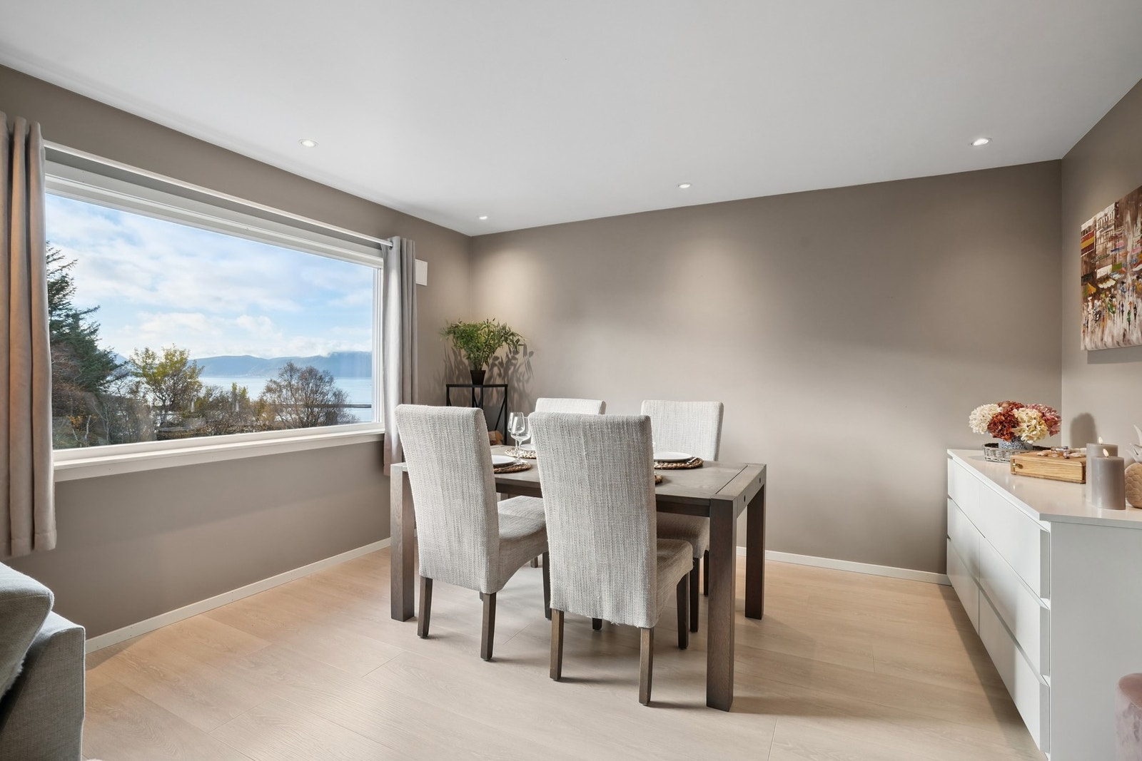 Det er plass til å møblere med en spisegruppe på stuen. Galleribilde