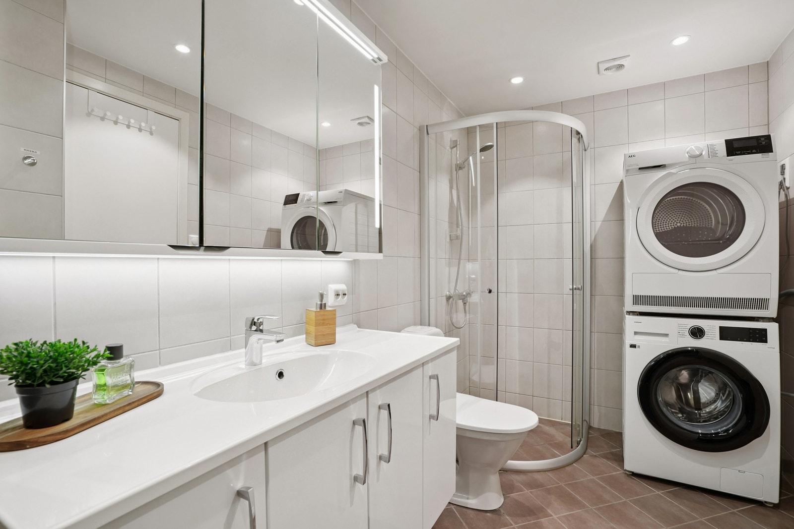 Utstyrt med toalett og nytt dusjhjørne i 2019. Montert ny termostat på badet i 2024. Galleribilde