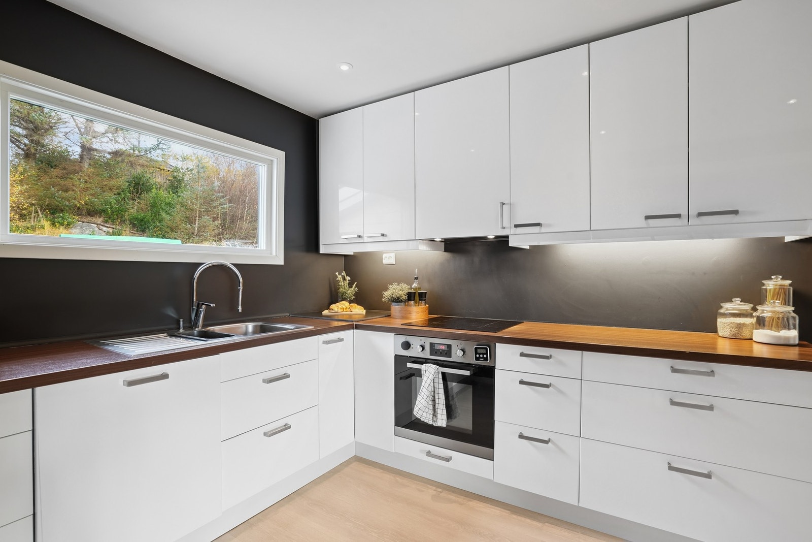 Det er belysning under overskap. Galleribilde