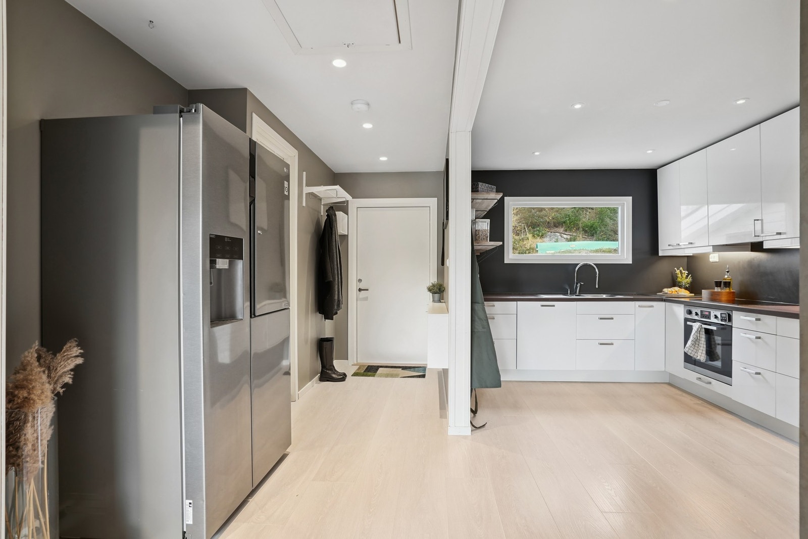 Det er frittstående kjøl/fryseskap. Galleribilde